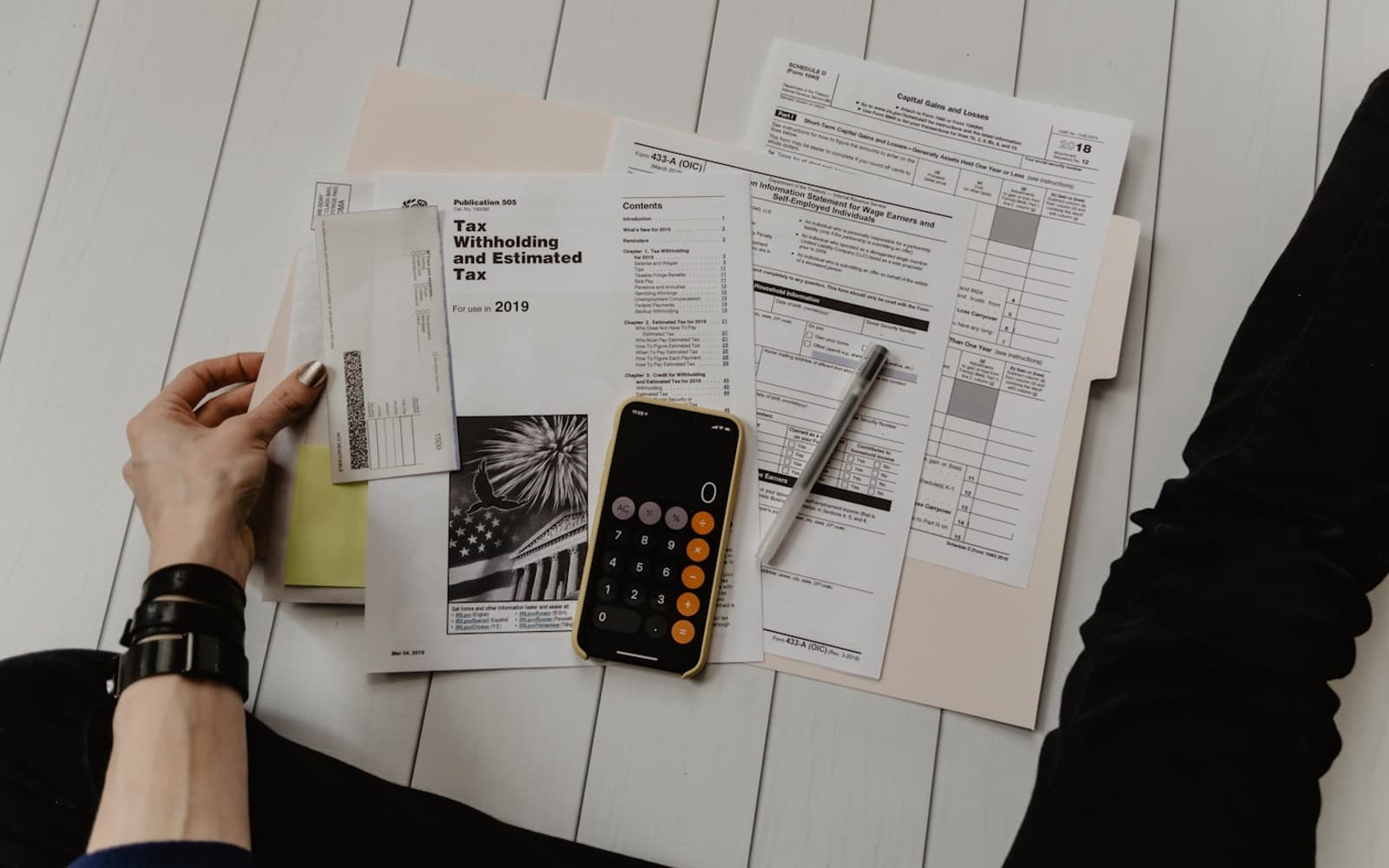 Dos personas revisando gráficas de marketing y un presupuesto sobre una mesa de reunión