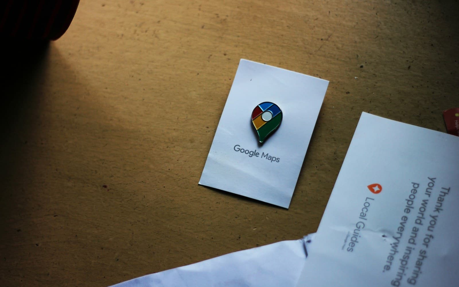 Móvil mostrando la pantalla de valoración con estrellas de una reseña de Google