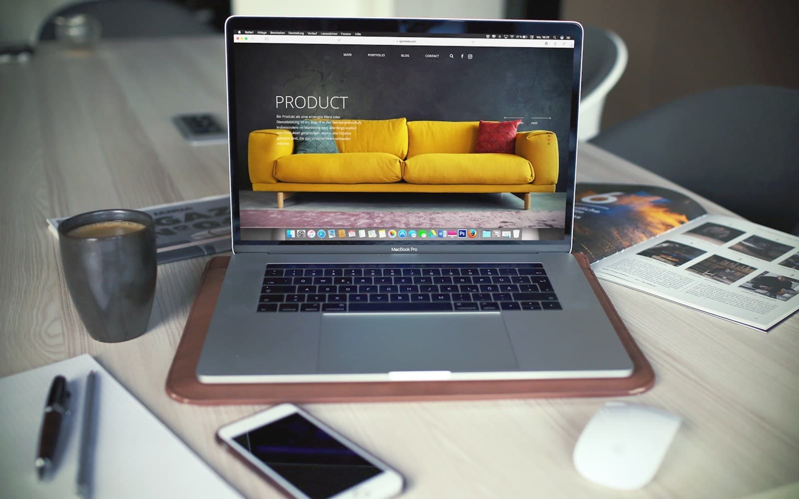 Portátil abierto sobre una mesa mostrando la web de una tienda de muebles